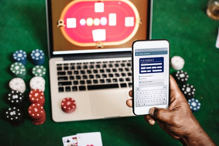 Pengguna menjaga akses akun di ponsel